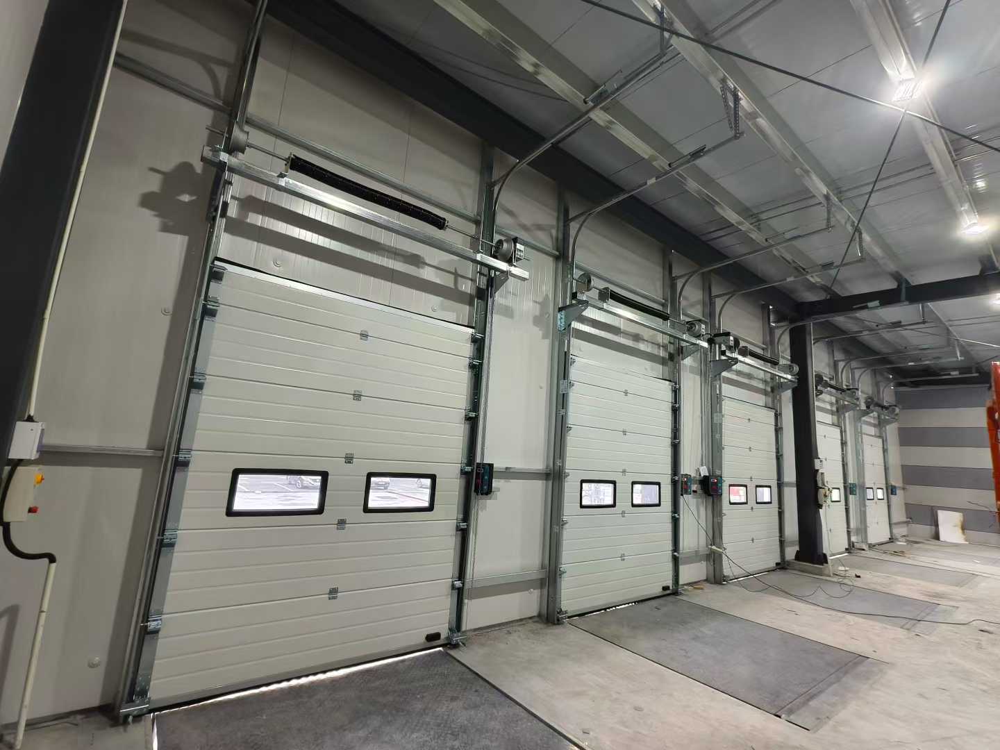 Industrielle ledhejseporte og læssebroer forsendelse til lagerprojekter